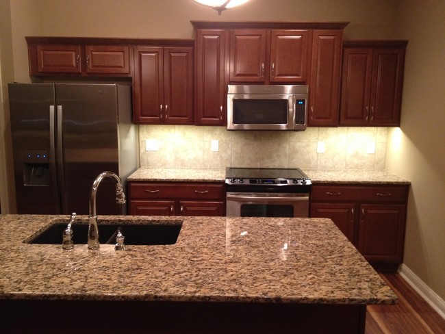 Granite + Countertop Lighting - 2723 London Drive
