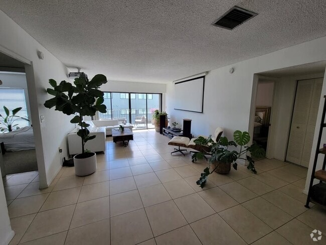 Building Photo - 575 Crandon Blvd