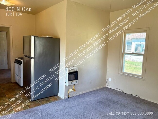 Building Photo - 800 N Oak St