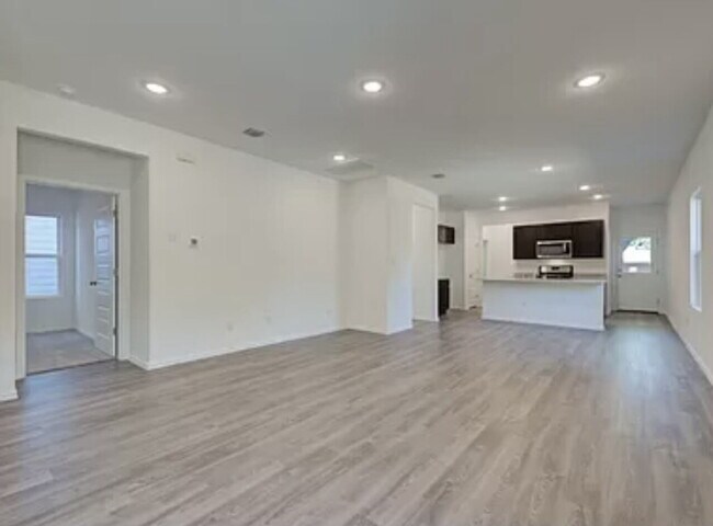 Building Photo - "Spacious 3-Bedroom Gem with 2 Full Baths ...