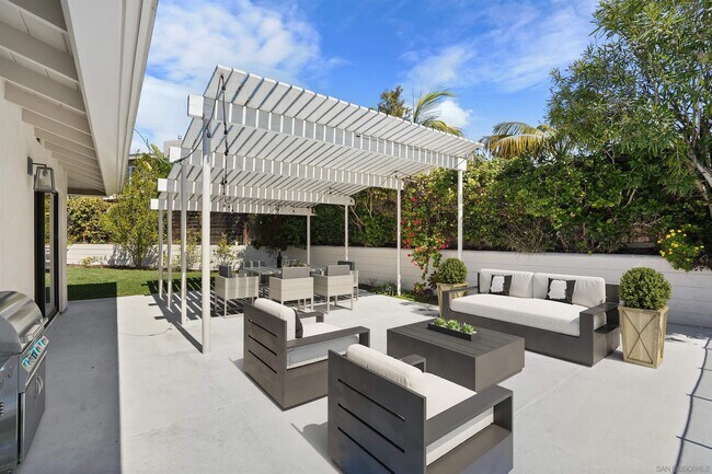 Foto del edificio - 8865 Robinhood Ln