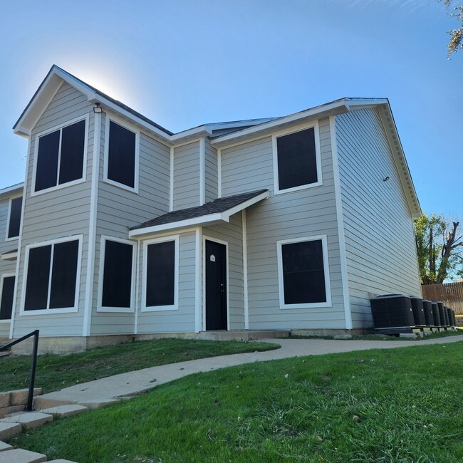 Building Photo - Lakeview