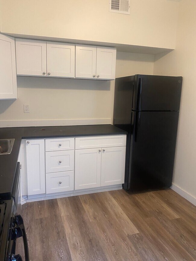 Building Photo - Must see 2 Bed 1 Bath apartment in Bellevue