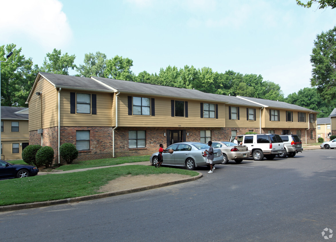 Primary Photo - Pershing Park Apartments