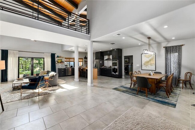 Foto del edificio - 5803 Lakeside Trail