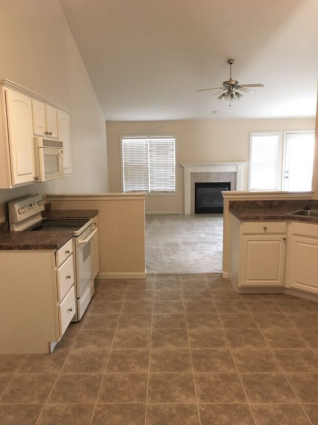 Foto del edificio - Spacious 2-bed, 2-bath duplex available for June!