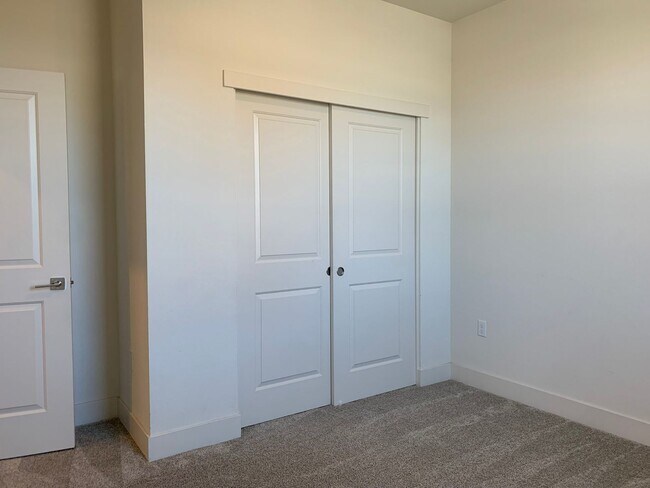 Foto del edificio - Newer Build Single Story 3/2 in Hollister