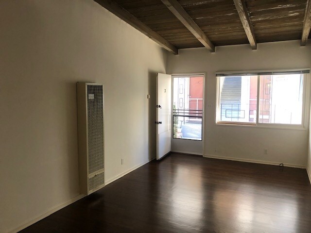 Living Room w/Vaulted Ceilings - 340 Penn St