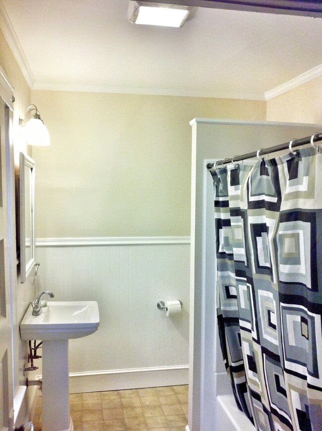 Building Photo - Bolivia St