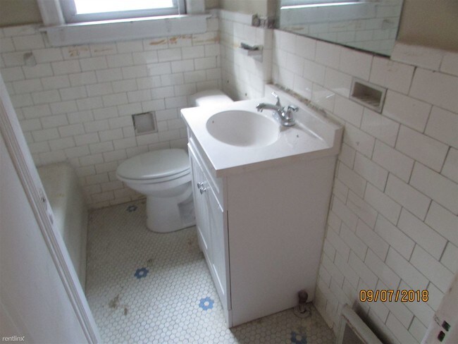 Foto del edificio - 1 br, 1 bath  - 16188 Lawton St Unit 3- Upper