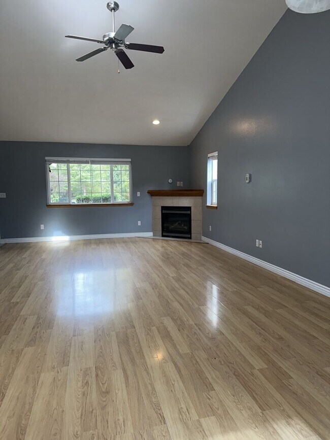 Building Photo - Spacious 3 Bed, 2.5 Bath Home with Fully Fenced Backyard and 2 Car Garage!