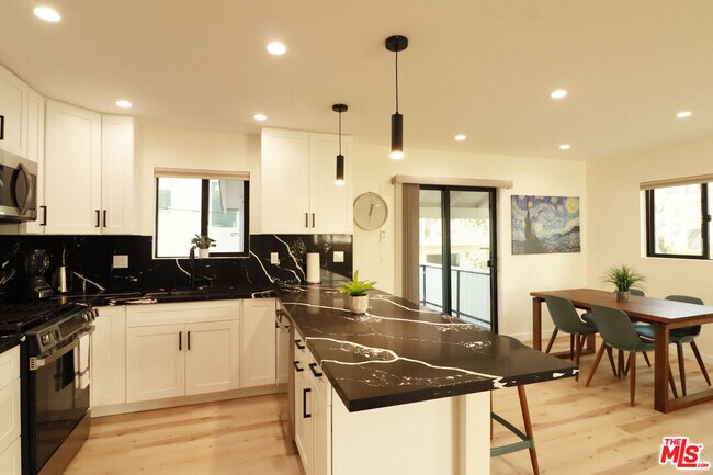 Foto del edificio - 918 N San Vicente Blvd