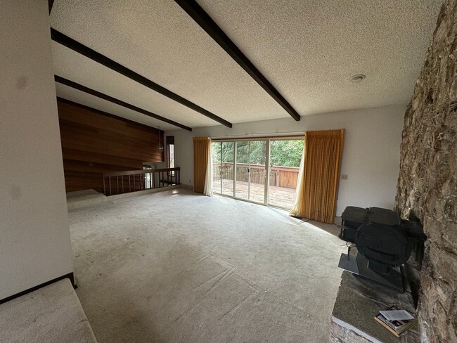 Foto del edificio - North Roseburg 3 Bedroom 2 Bath with Garage