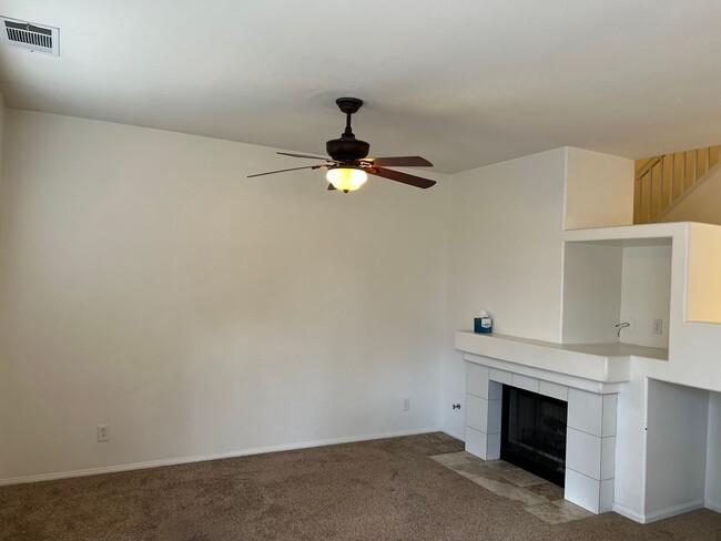 Foto del edificio - Los Arboles town-home with a Driveway