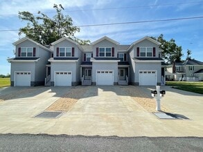 Building Photo - 114 N Maple St