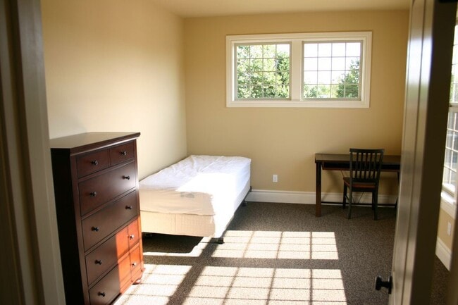 Foto del edificio - 6 Room, 3 bath