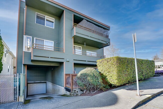 Foto del edificio - Quirky 1bd/1.5bth Loft Condo in West Queen Anne, $2,300/mo.
