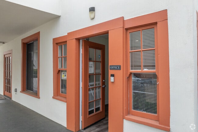 Oficina de arrendamiento - 732 E. Santa Clara St.