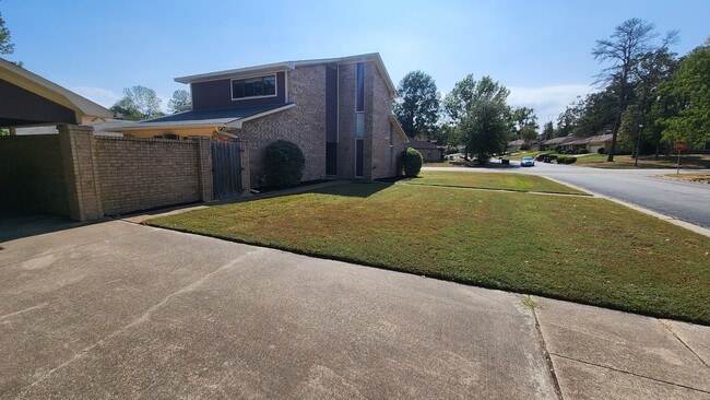 Building Photo - 2320 Aberdeen Dr