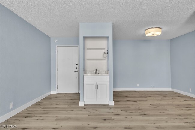 Building Photo - 725 N Royal Crest Cir