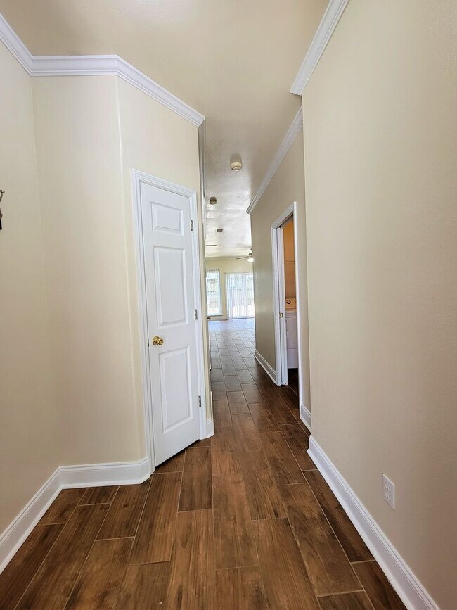 Foto del edificio - 3 bedroom town home for rent starting June 8, 2026, renting for $1800, includes privacy fenced ya...