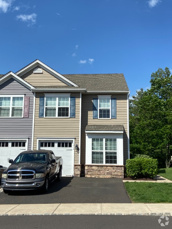 Building Photo - 1015 Chapman Cir