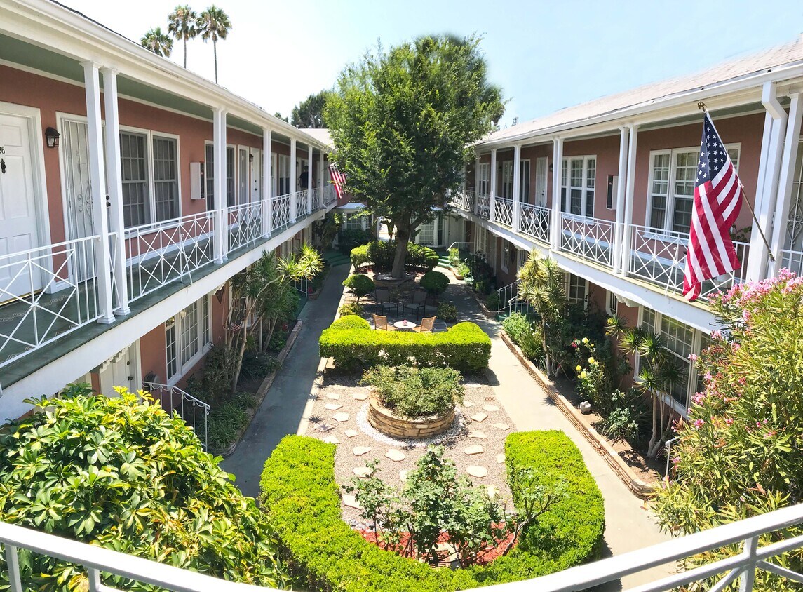 Foto principal - 1749 N Sycamore Ave