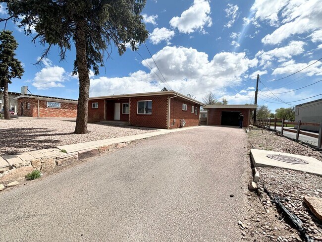 Foto del edificio - Spacious 2-Bedroom Home with Large Family ...