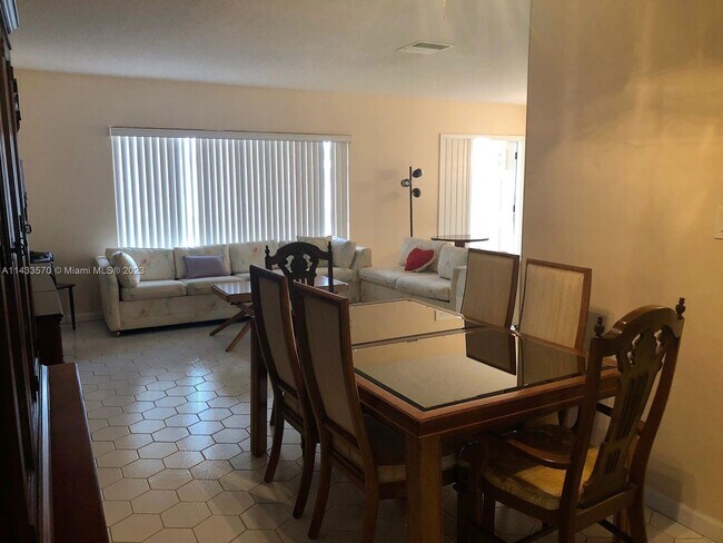 Foto del edificio - 5724 NW 87th Ave