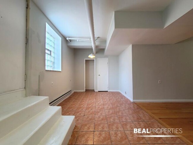 Building Photo - 1 bedroom in CHICAGO IL 60613