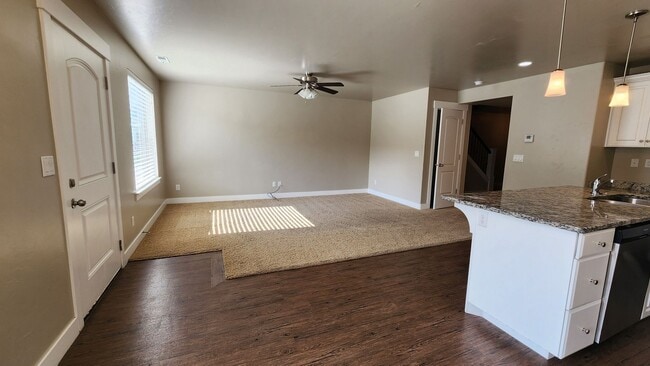 Building Photo - 576 N 220 E