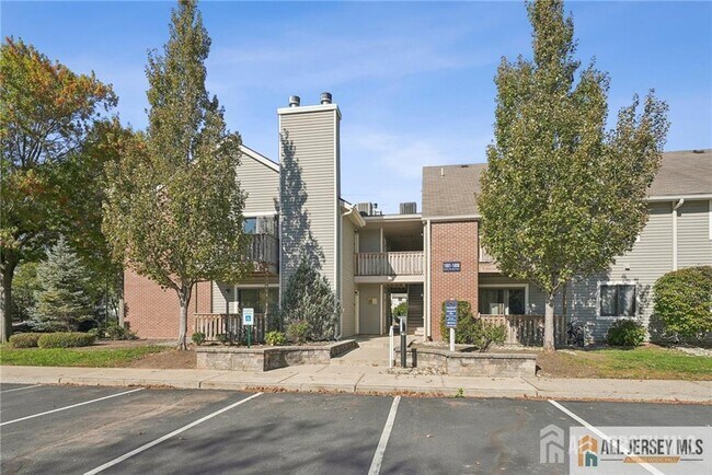 Foto del edificio - 1609 Ravens Crest Dr