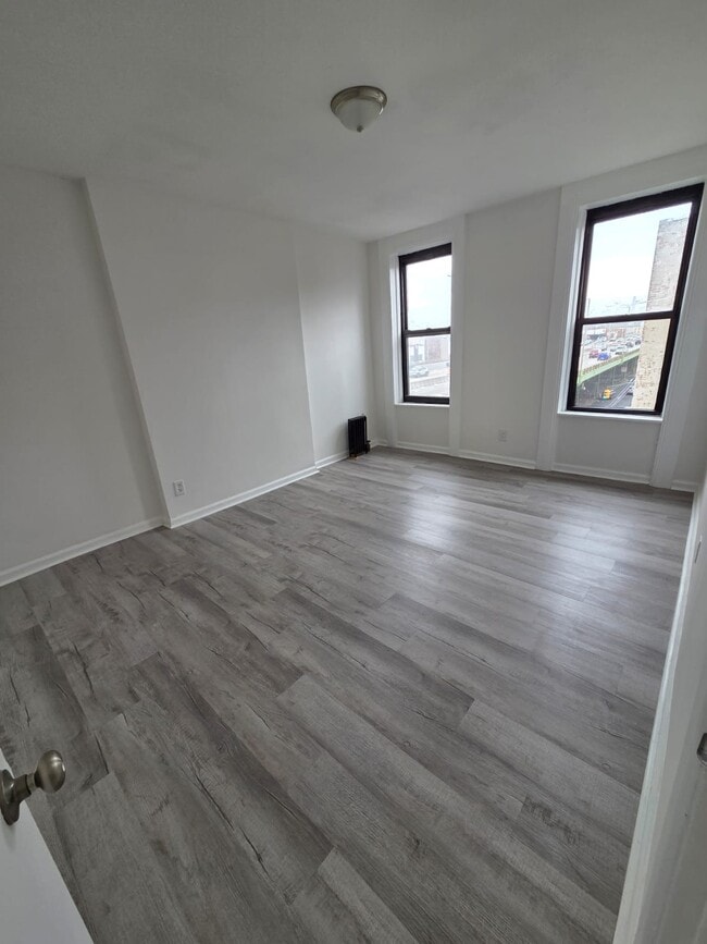 Building Photo - 318 58th St
