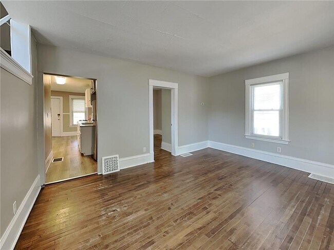 Foto del edificio - 4042 Clinton Ave