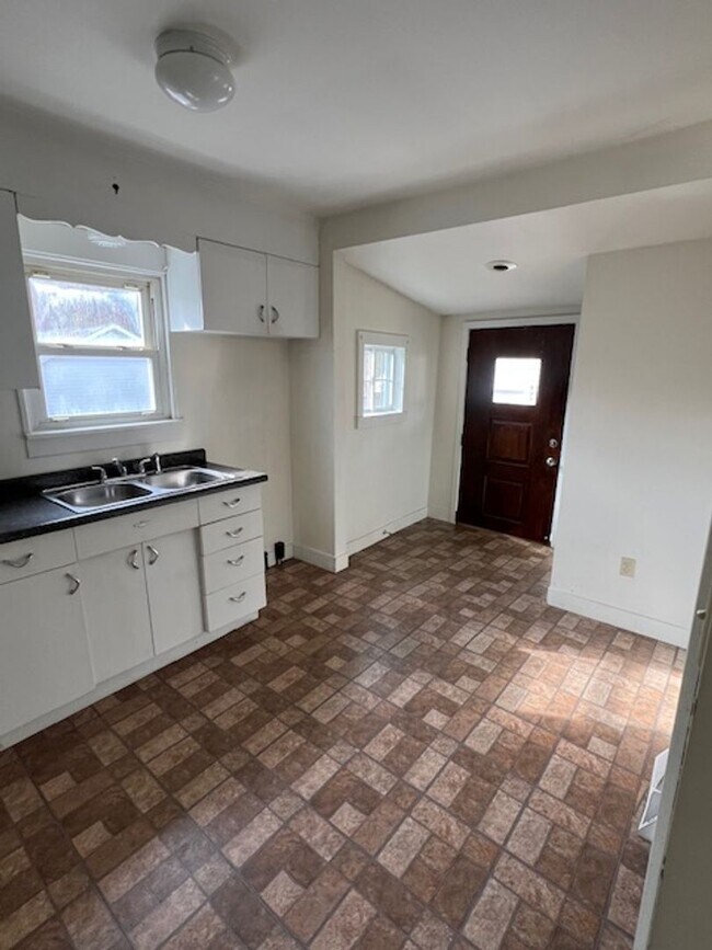 Foto del edificio - HOWLAND SCHOOLS--2 BEDROOM HOUSE
