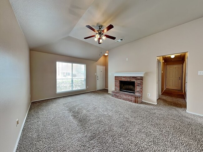 Foto del edificio - 2025 Hollow Creek Dr