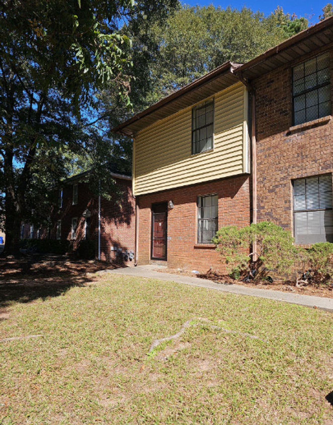 Building Photo - Nicely Renovated Fayetteville Town Home, 2...