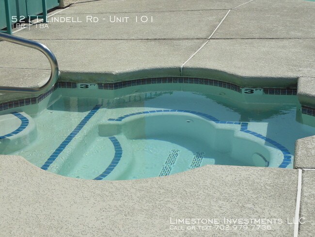 Foto del edificio - Single story unit with tile throughout.