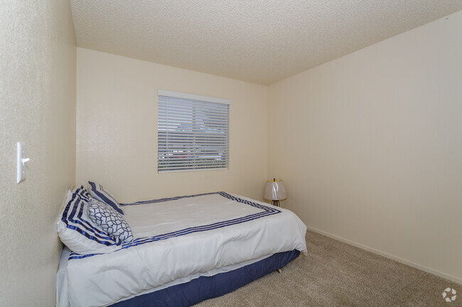 2BR, 1BA - 848 SF A Unit - Autumn Run Apartments