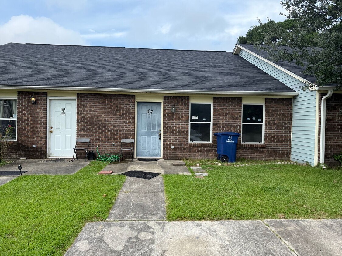 Primary Photo - Cute 2 Bedroom Duplex Close to Shopping