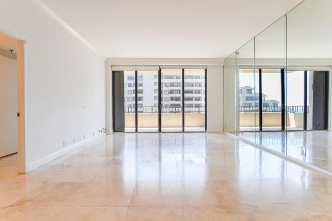Foto del edificio - 251 Crandon Blvd
