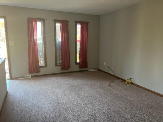 Building Photo - 1712 Garden Dr