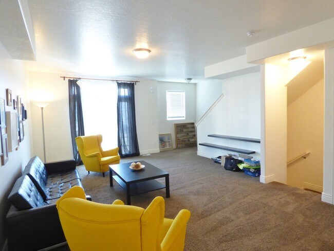 Building Photo - 3 Bd 3.5 Bath 2 Car Garage Townhome in Sandy