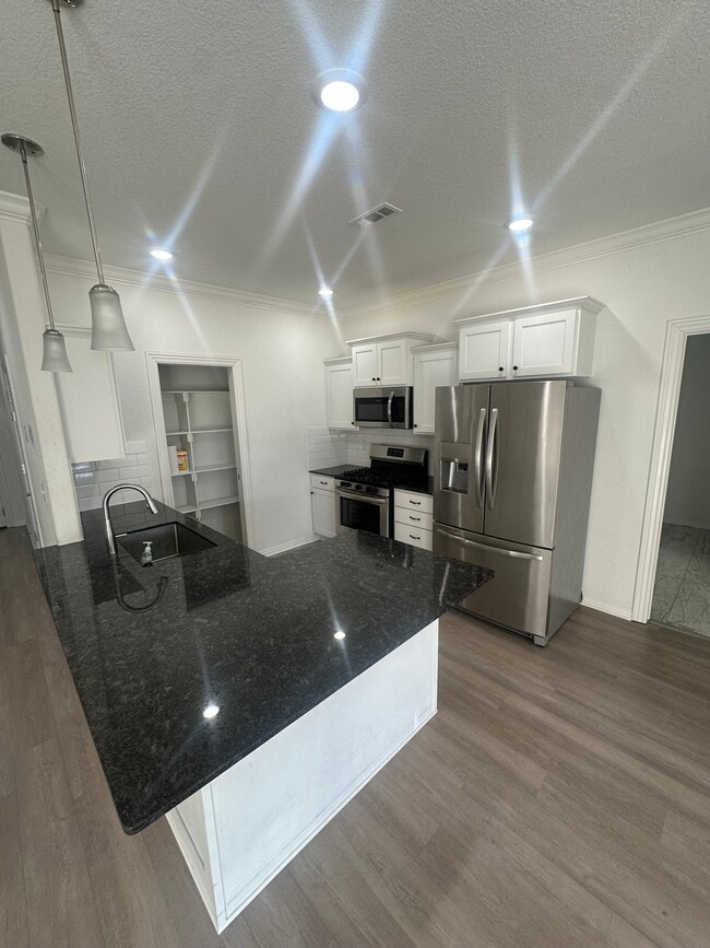 Building Photo - 1021 Lakeview Dr