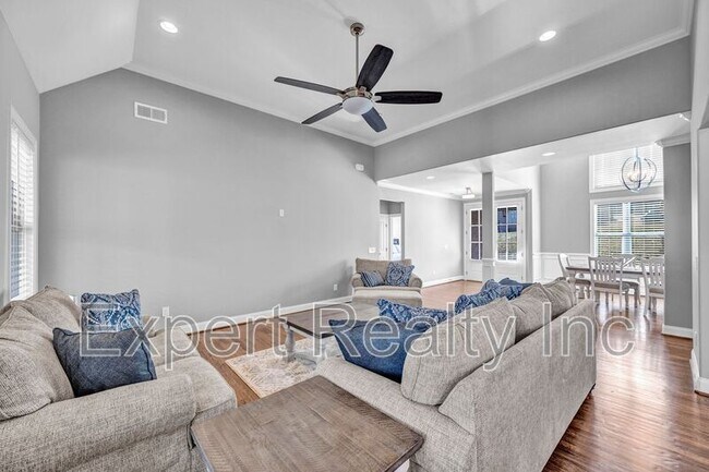 Building Photo - 1102 Grey Oaks Vly