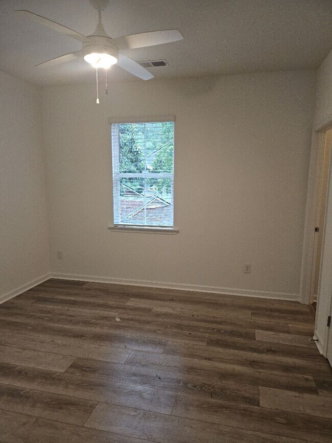 Building Photo - 517 Deerwood St