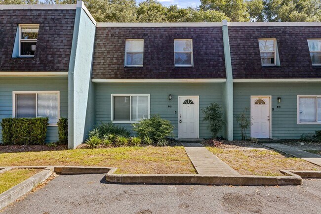 Building Photo - Lovely 3 bedroom 2 1/2 bath condo in Crick...