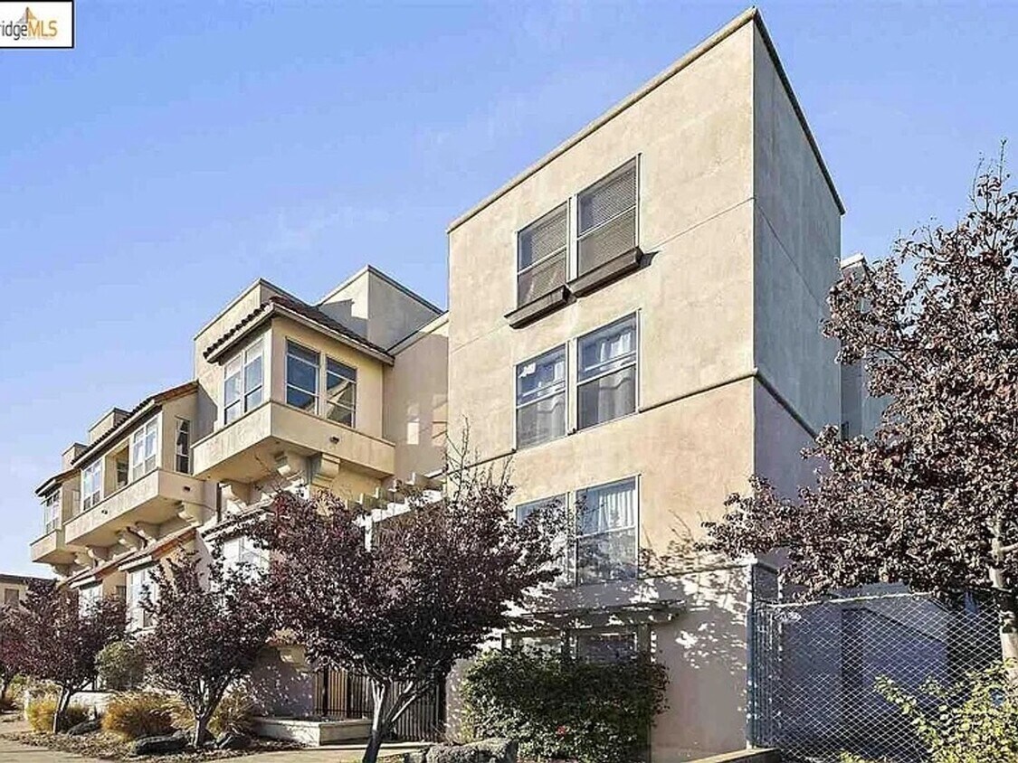 Foto principal - 2 Bedroom Condo in Oakland