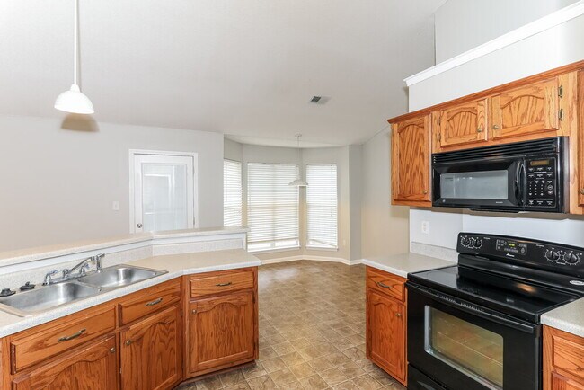 Building Photo - 7875 Sarah Ann Dr S