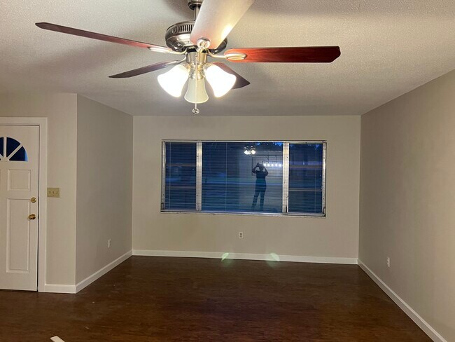 Large living area - 3965 Bailey Rd